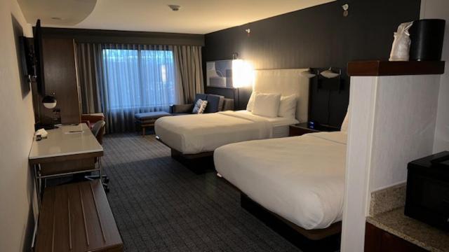 Отель Courtyard By Marriott Кингстон Экстерьер фото