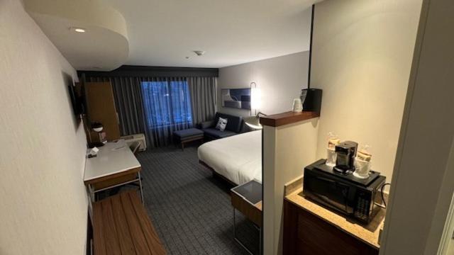 Отель Courtyard By Marriott Кингстон Экстерьер фото