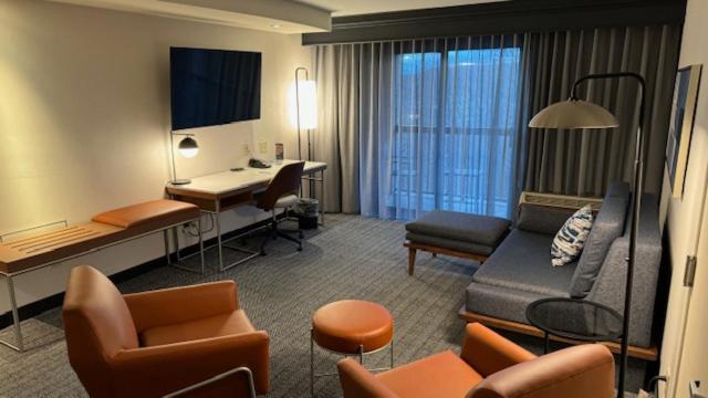 Отель Courtyard By Marriott Кингстон Экстерьер фото