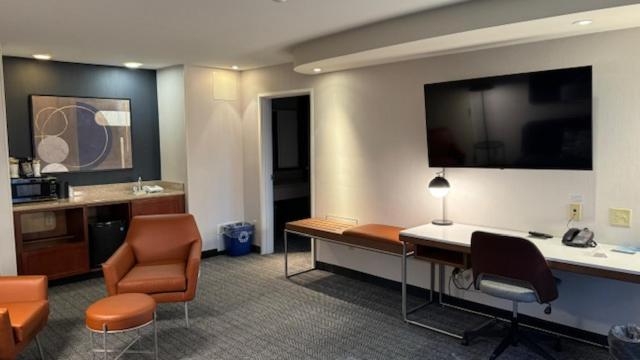Отель Courtyard By Marriott Кингстон Экстерьер фото