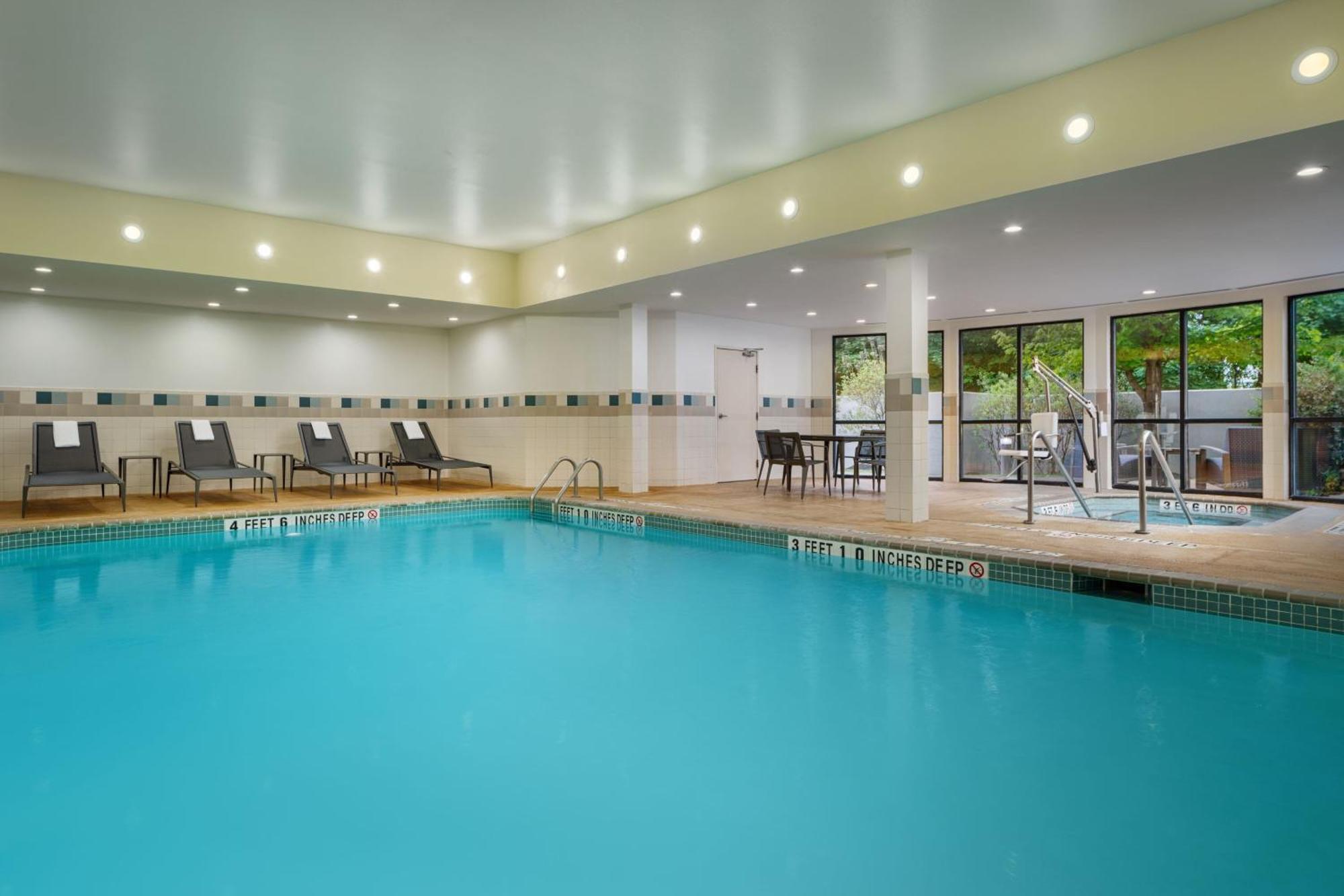 Отель Courtyard By Marriott Кингстон Экстерьер фото