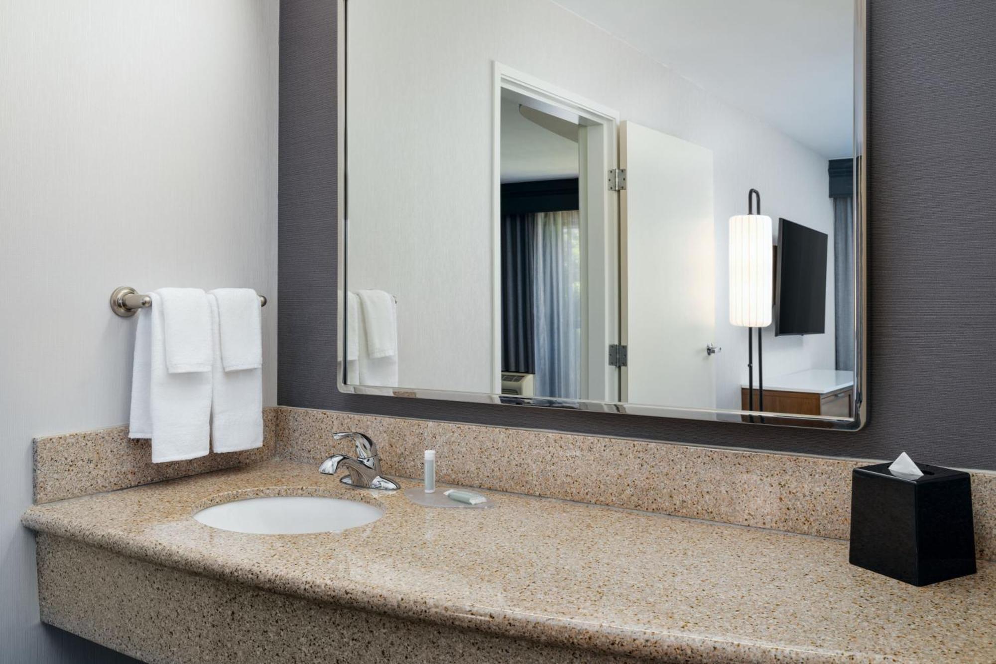 Отель Courtyard By Marriott Кингстон Экстерьер фото