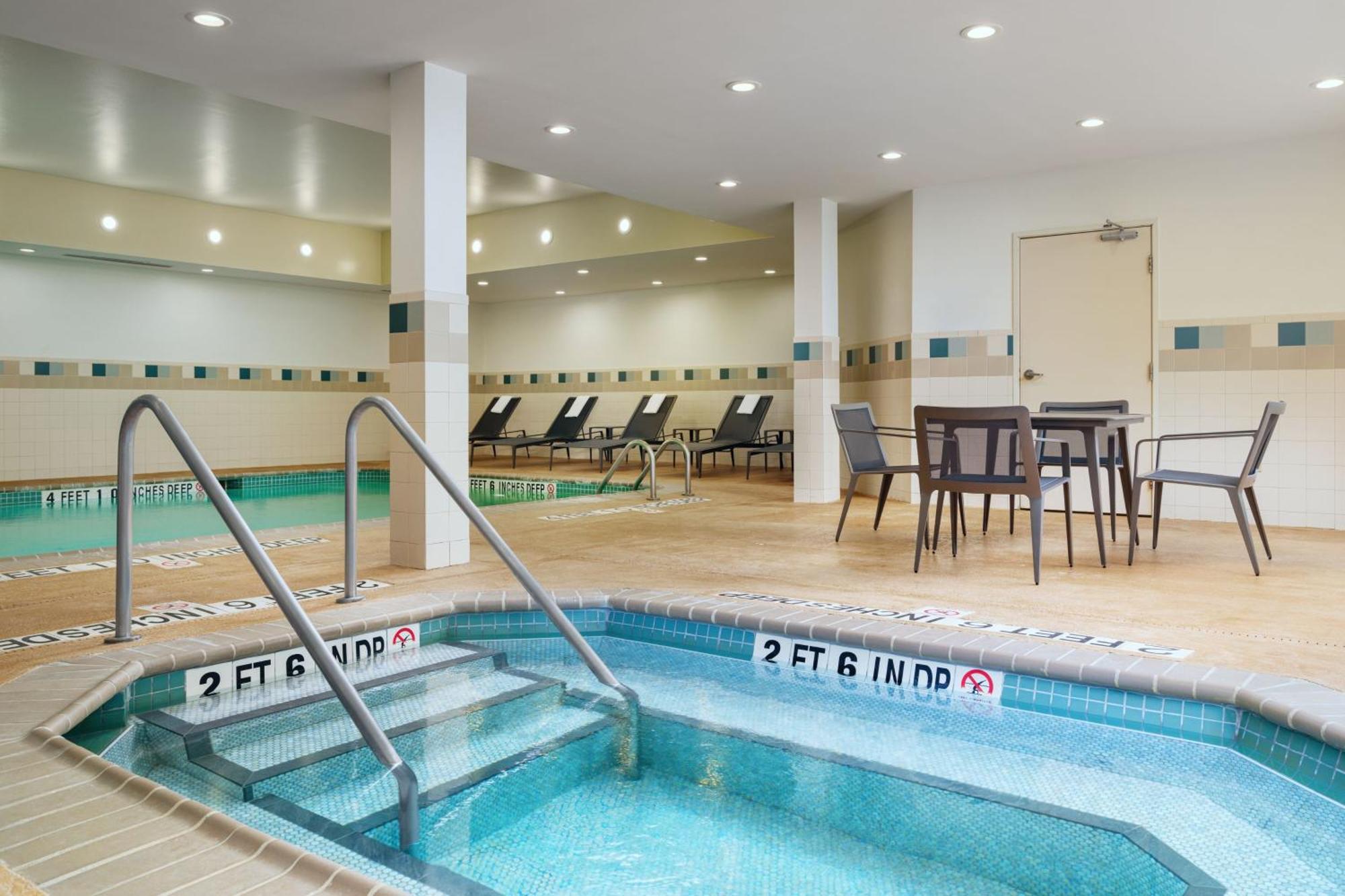 Отель Courtyard By Marriott Кингстон Экстерьер фото