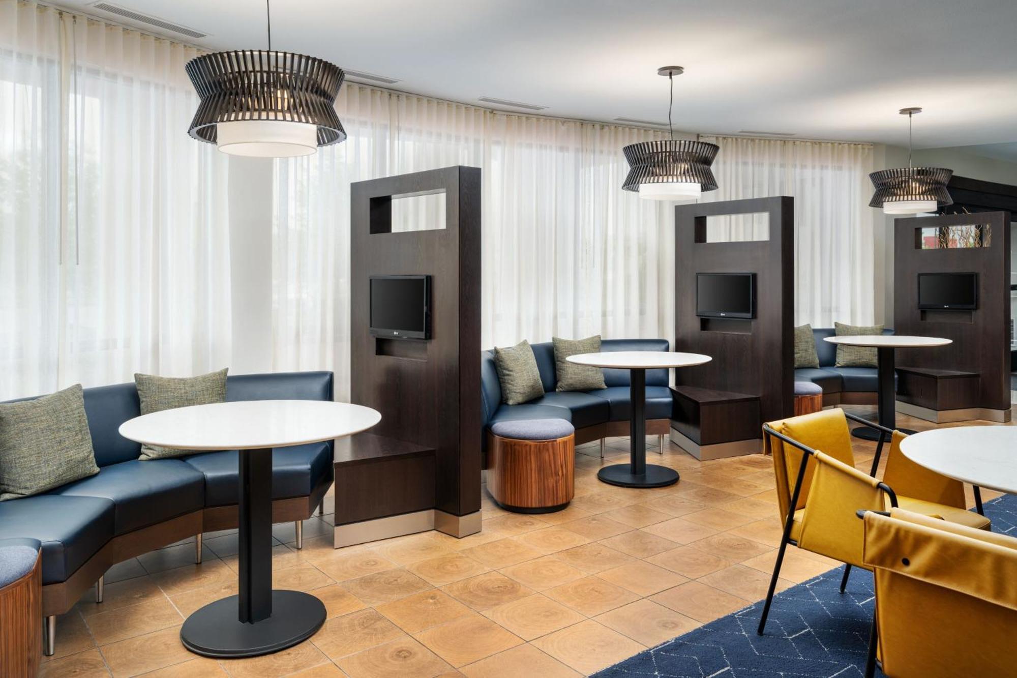 Отель Courtyard By Marriott Кингстон Экстерьер фото
