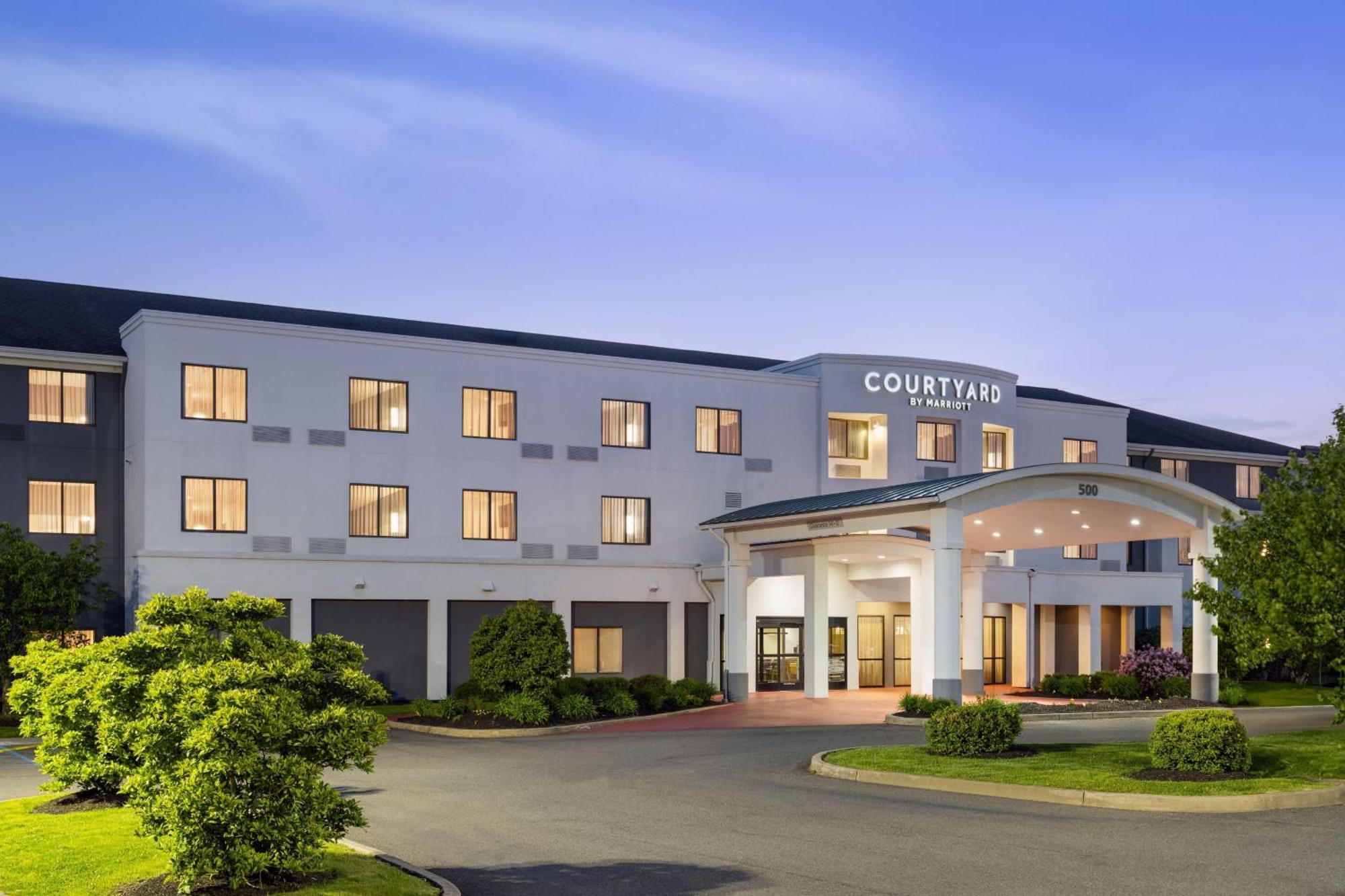 Отель Courtyard By Marriott Кингстон Экстерьер фото