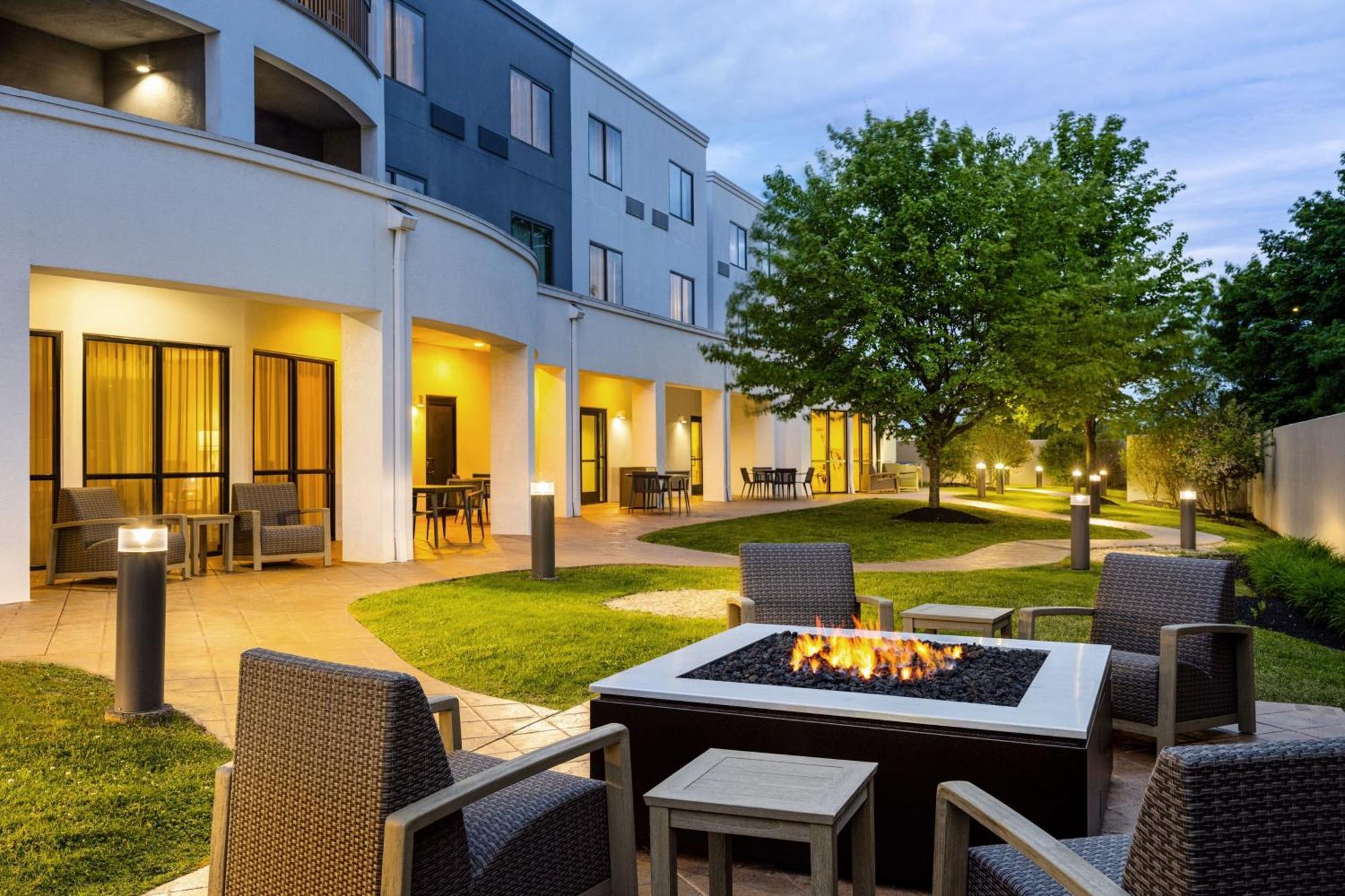 Отель Courtyard By Marriott Кингстон Экстерьер фото